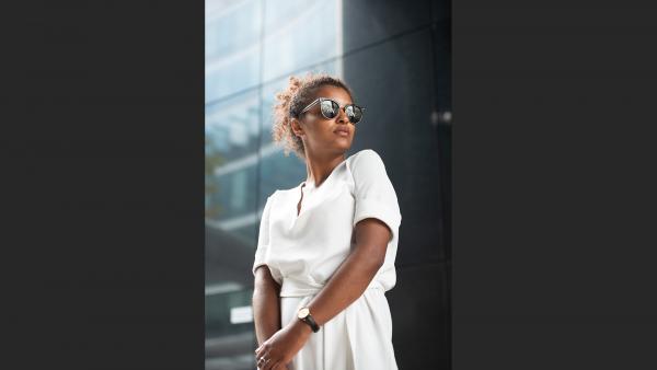 Standing woman with sunglasses