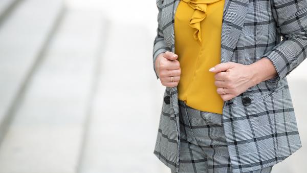 Close up to yellow blouse