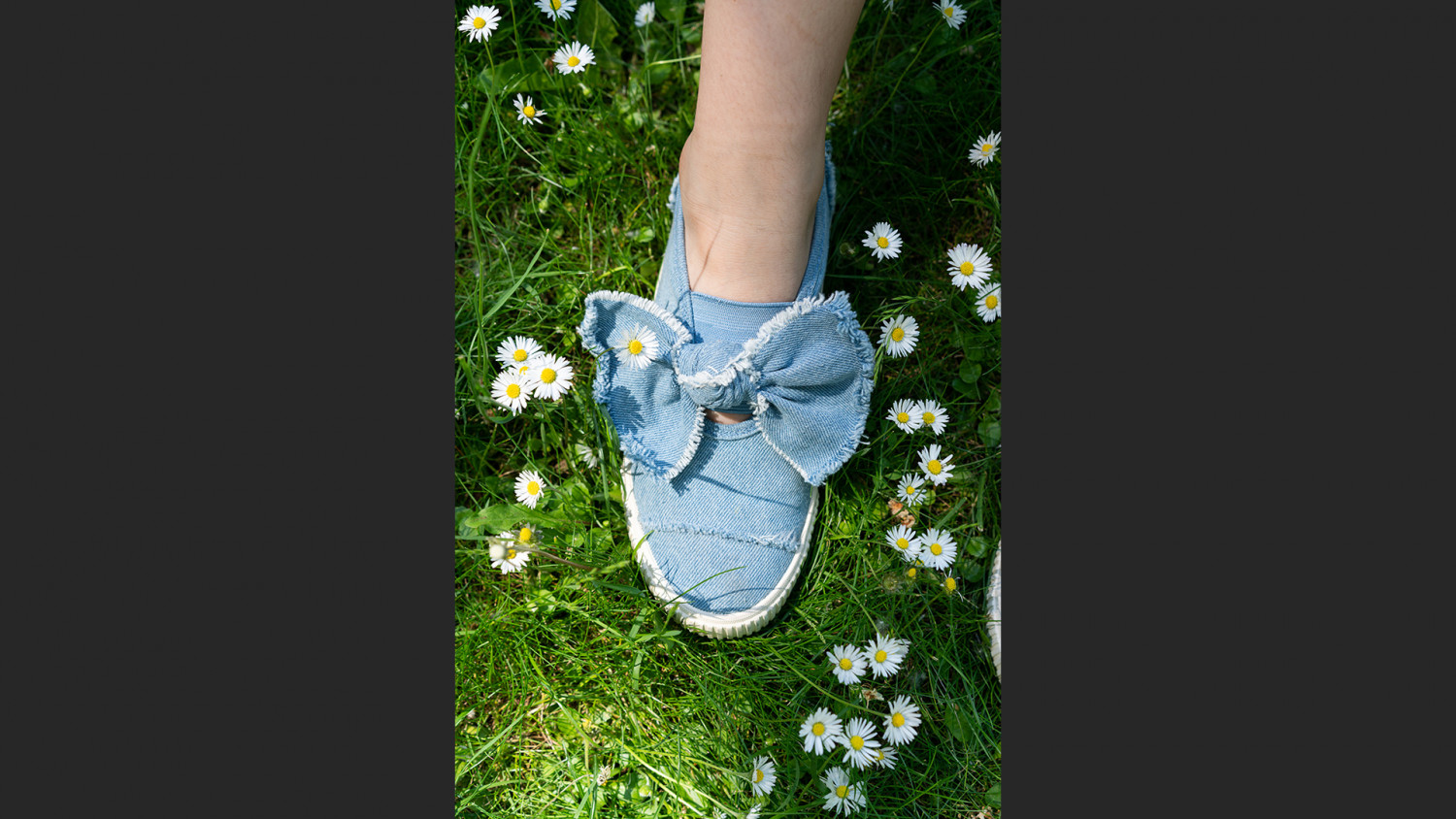 Close Up on jeans shoe image