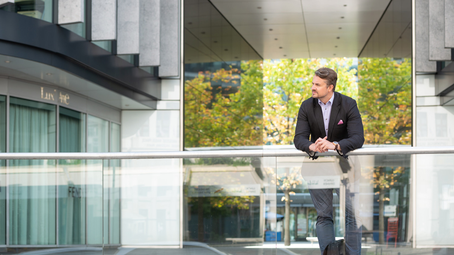 Man leaning on the balustrade image